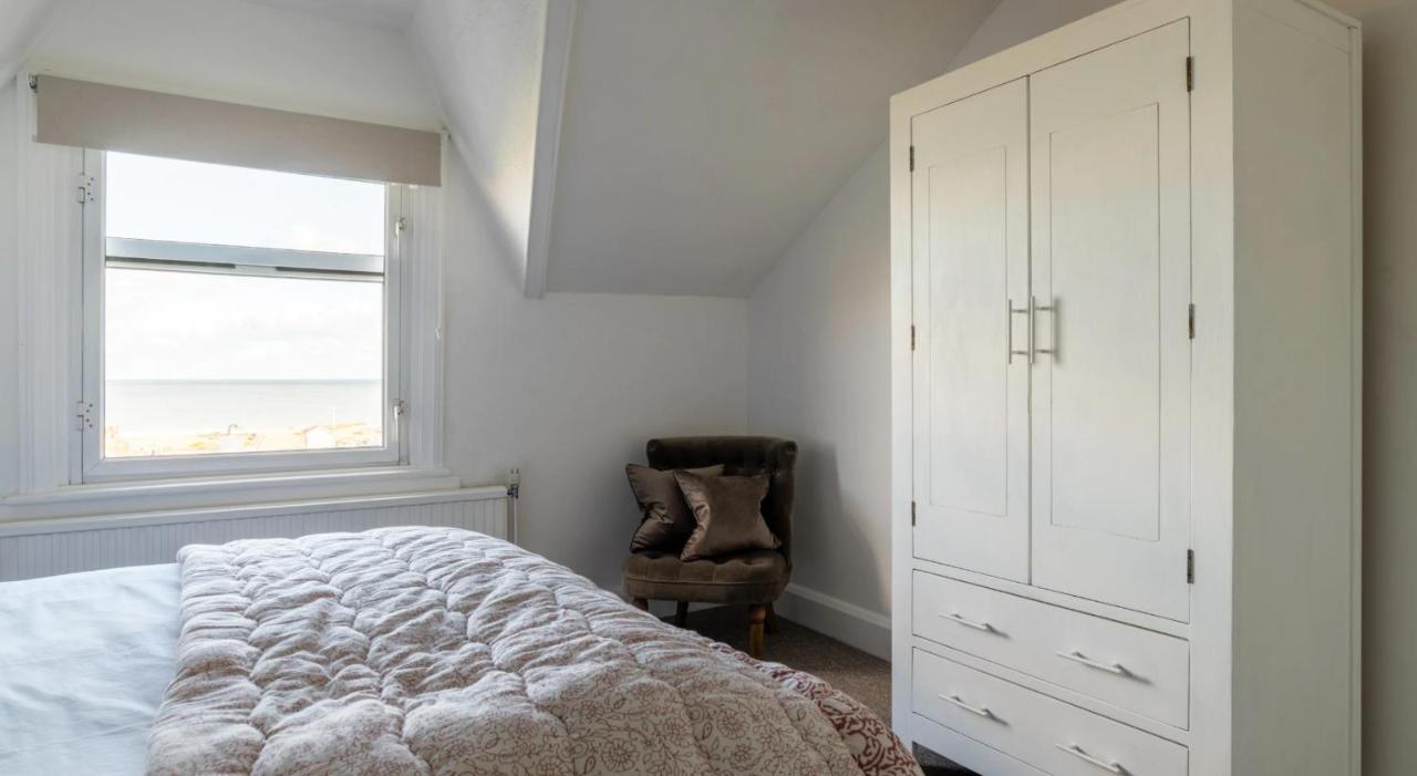 Tranquil Beachfront Beautiful 2-Bed Apartment Deal Exterior photo